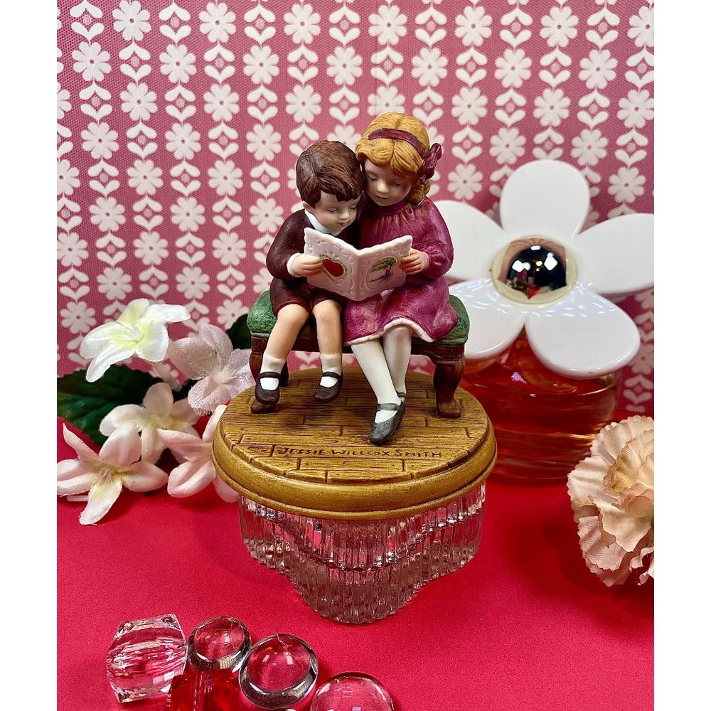 Avon Be My Valentine figurine, by‎ Jessie Wilcox Smith collection, so cute